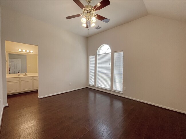 Building Photo - 2126 Winding Hollow Dr
