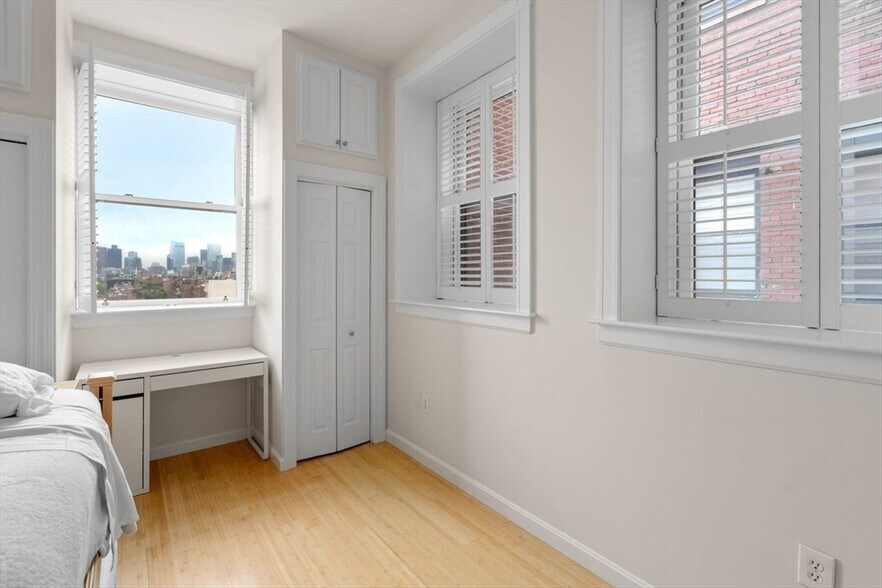 Building Photo - 403 Marlborough St