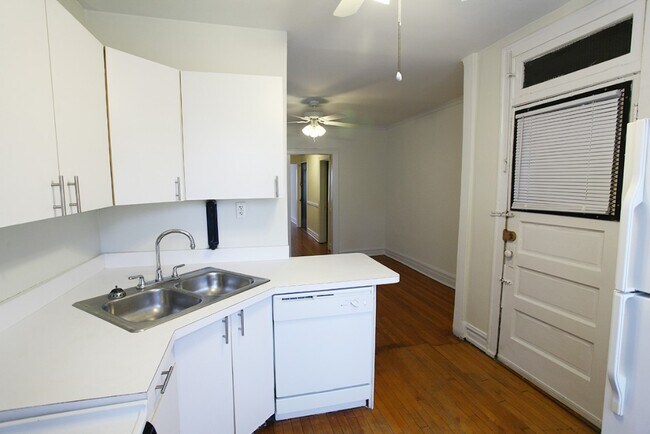 Building Photo - 2538 W Sunnyside Ave