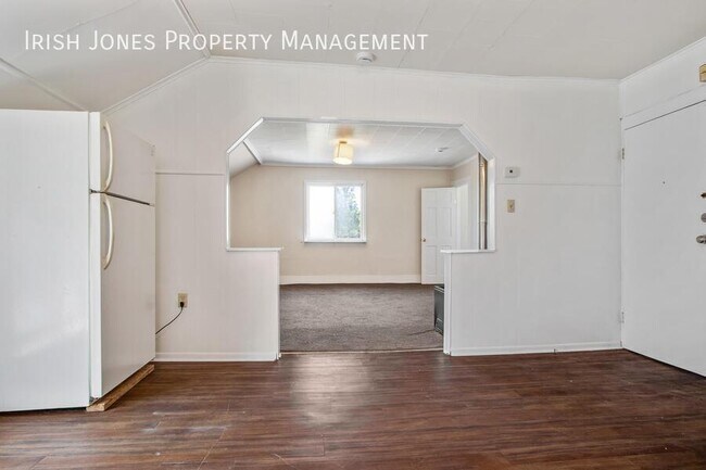 Building Photo - 215 Thompson St