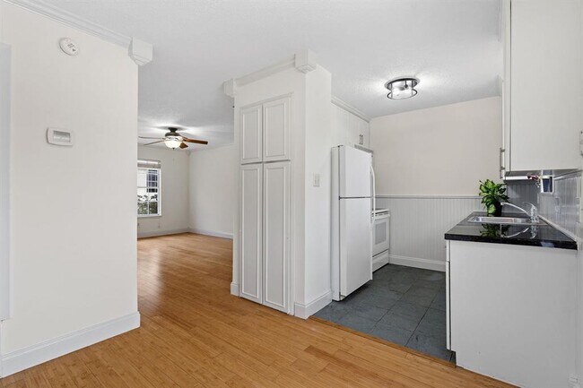 Building Photo - 3902 Peterson Ave