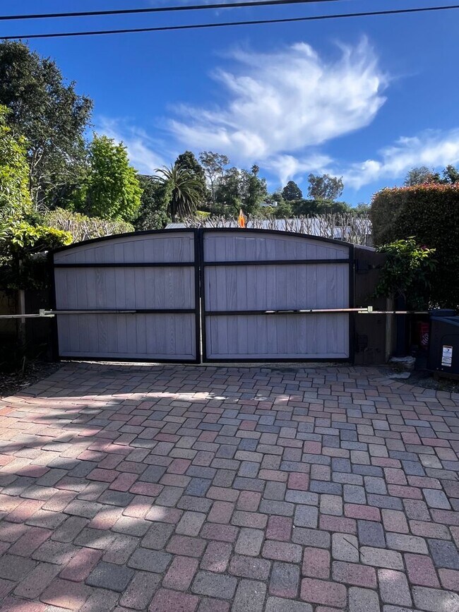 Building Photo - Montecito Property with a View and a Pool ...