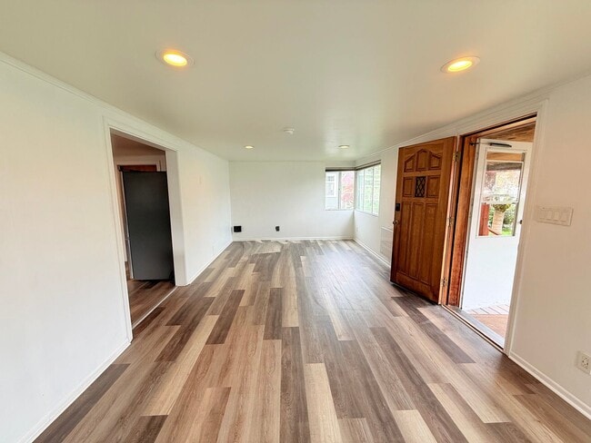 Building Photo - West Seattle Home