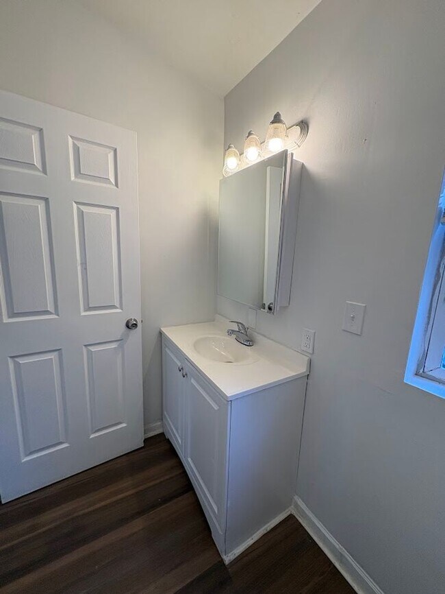 Building Photo - Three bedroom one bathroom home for rent