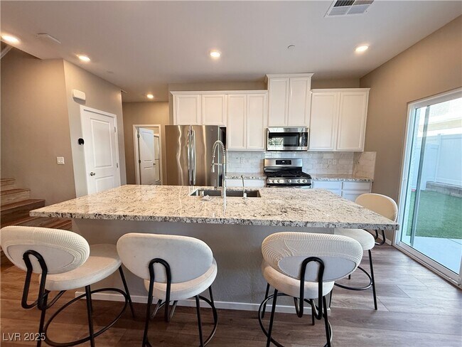 Primary Photo - 525 Mossy Cup St