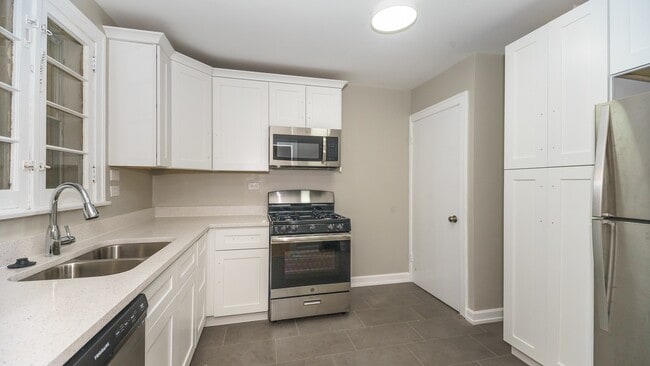 Building Photo - Discover Your Dream Home in Auburn Gresham!