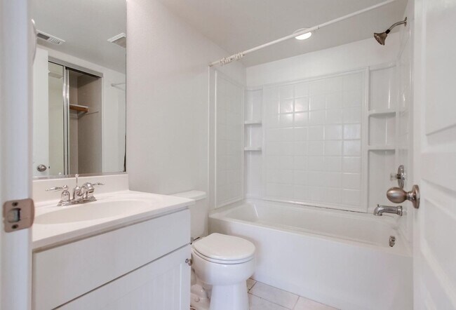 Building Photo - Available Now! Tri-Level 3 Bedroom 3.5 Bath Townhome!!