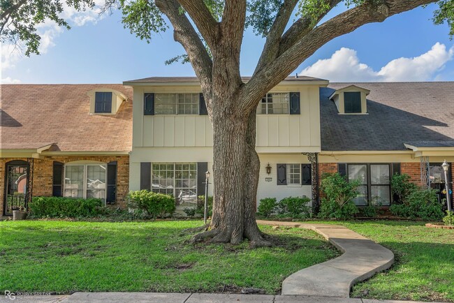 Building Photo - Beautiful Townhouse in South Shreveport