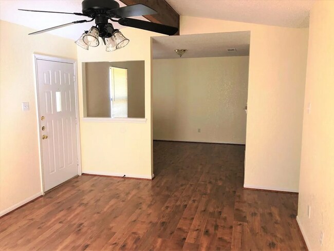 Building Photo - AVAILABLE NOW!!!