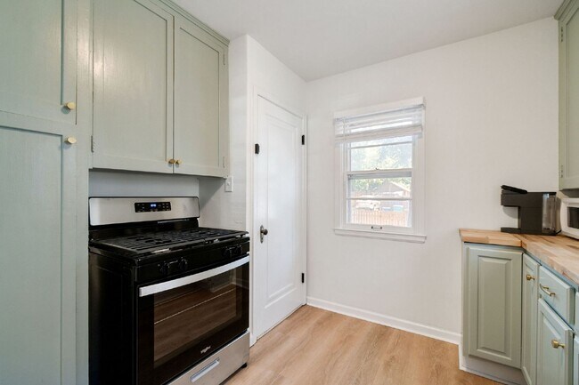 Building Photo - "Fully Furnished Monthly Rental - Newly Remodeled 4 bed Old Town bungalow"