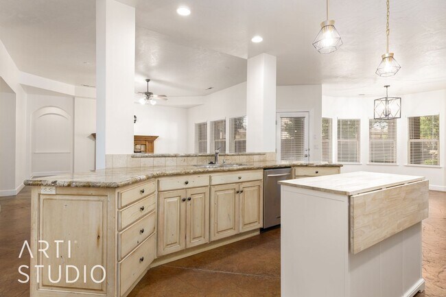 Building Photo - 4 Bedroom. 2/5 Bathroom Home in Meadow Val...