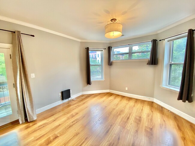 Building Photo - Logan/Dupont 1BR 1BA unit with hardwood fl...