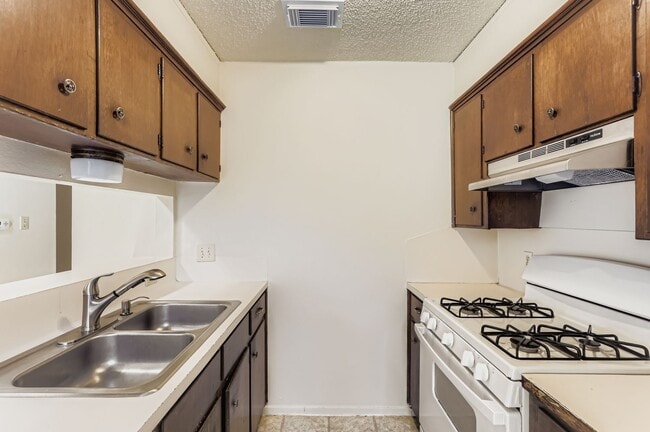 Building Photo - 1740 Rutland Dr