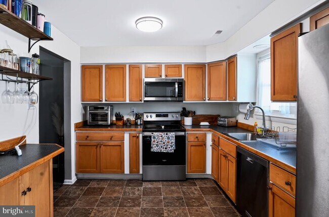 Building Photo - 120 Calderwood Ln