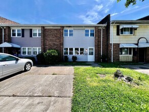 Building Photo - Gorgeously updated townhome in the heart o...
