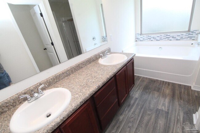 Building Photo - 5605 Peach Dr