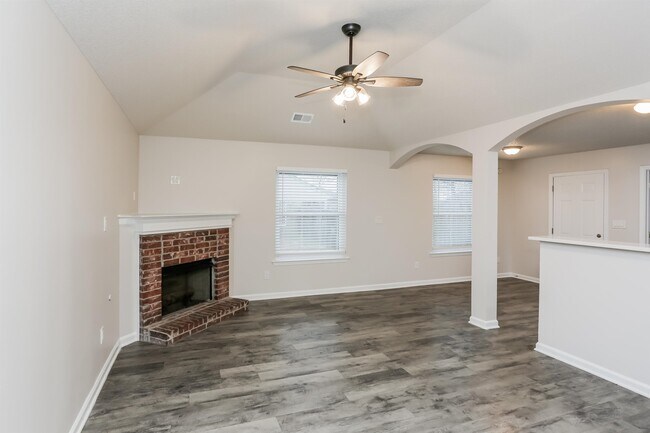 Building Photo - 10426 Redmond Cir N