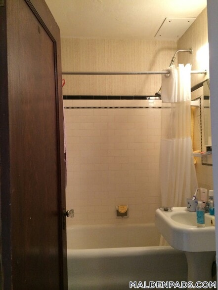 Building Photo - 349 Pleasant St