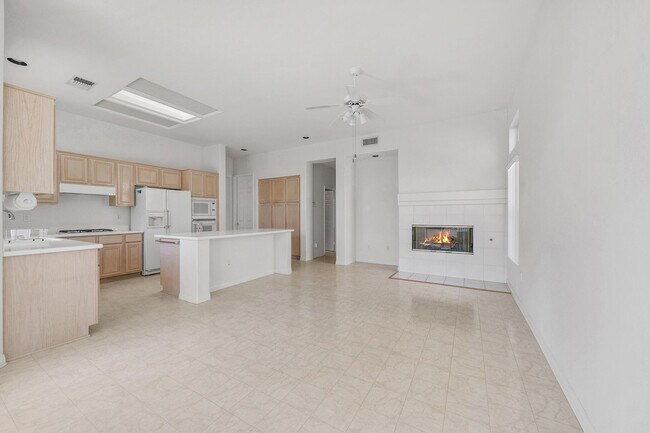 Building Photo - 78549 Links Dr