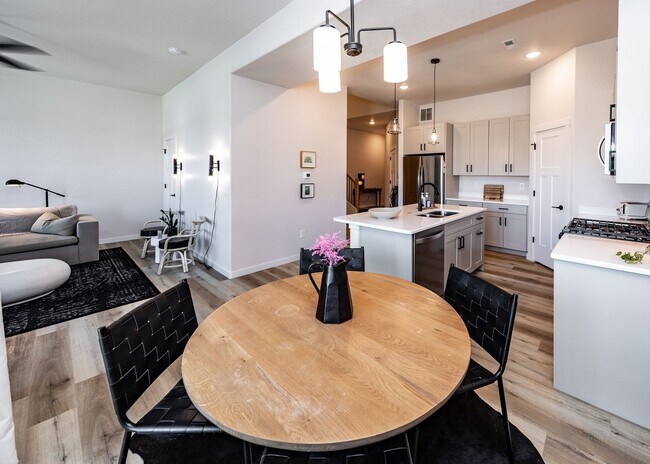 Building Photo - Beautiful Townhome Next to Nature on Westside