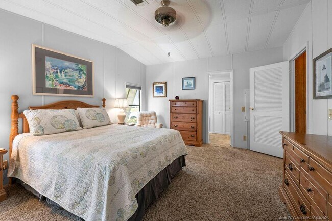 Building Photo - 7894 SE Saratoga Dr