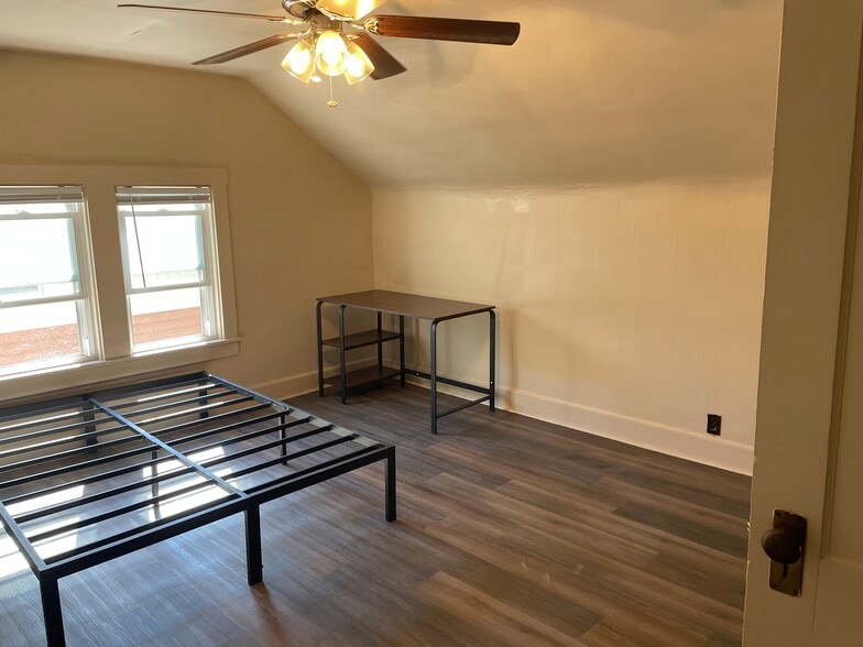 Attic Bedroom - 8 Park Pl