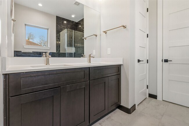 Building Photo - 208 Silverleaf Rd