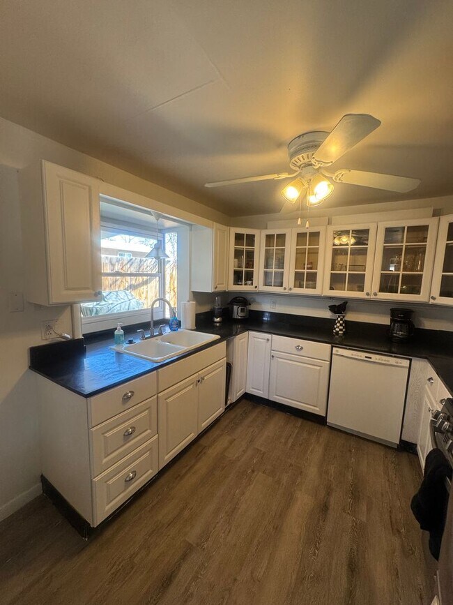 Building Photo - Charming 3 Bedroom in Knob Hill with views of Pikes Peak