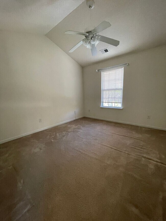 Building Photo - Townhouse with Owner's Suite on main level...