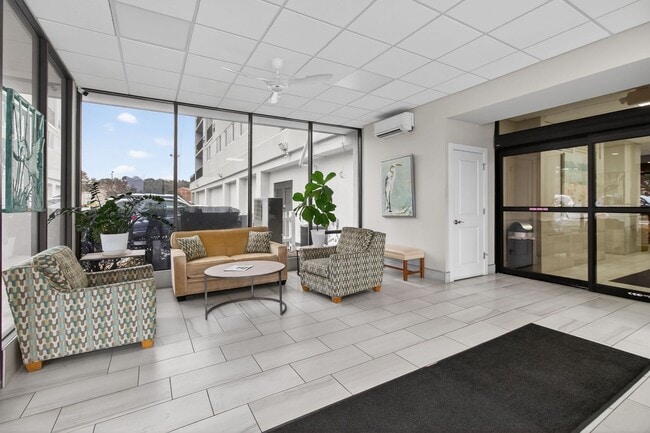 Building Photo - Stunning Condo With Exclusive Bay Views!