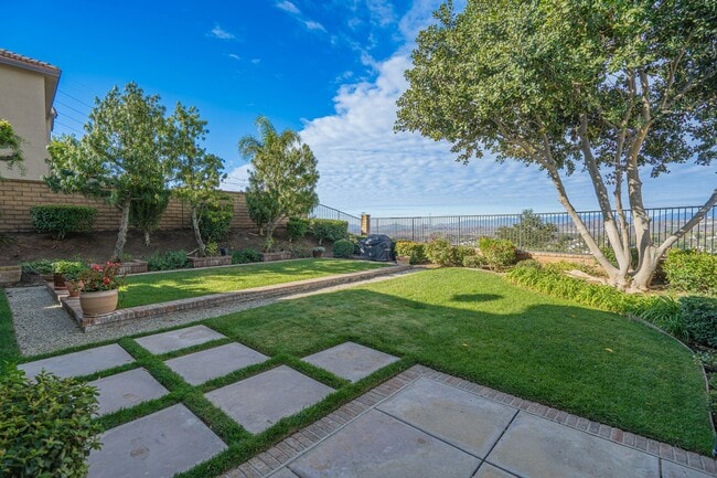 Building Photo - Stunning 4-Bedroom Home with Downstairs Bed/Bath, Views, and Remodeled Kitchen!