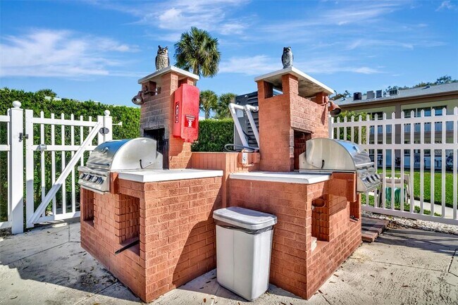 Building Photo - 650 Pinellas Point Dr S