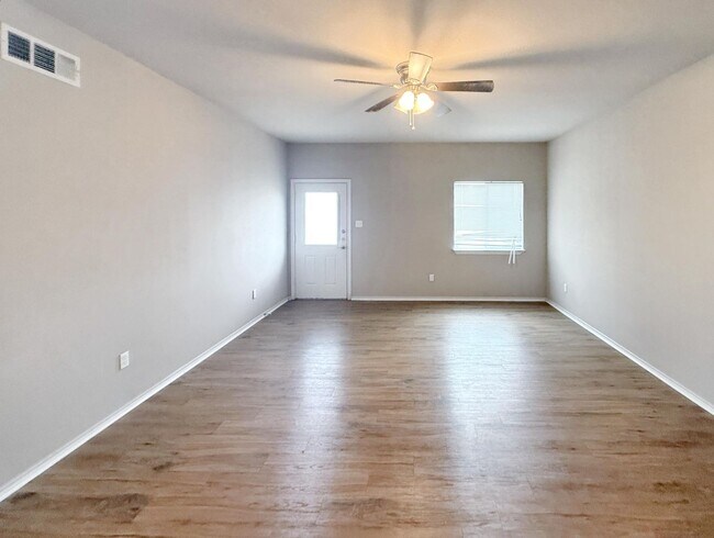 Building Photo - Delightful 3-Bedroom Retreat with Inviting...
