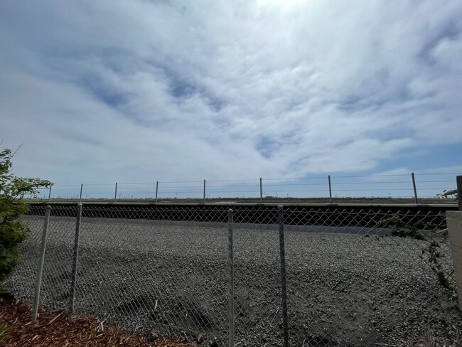 Building Photo - 3 bedroom 2 bath home in desired neighborhood