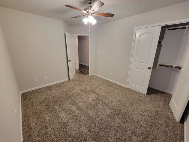 Building Photo - Bryan - 3 bedroom / 2 bath / 2 car garage house with fenced in back yard.