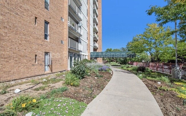 Building Photo - 407 Eudora St