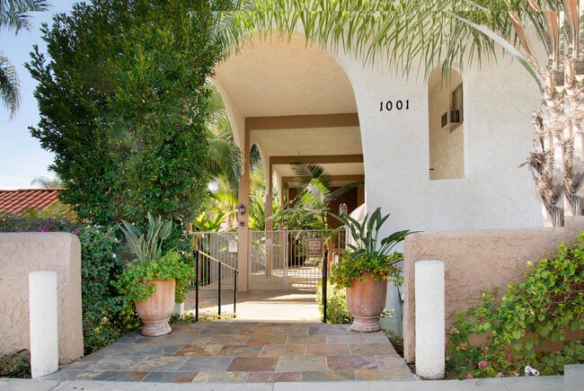 Building Photo - North Pointe Villas