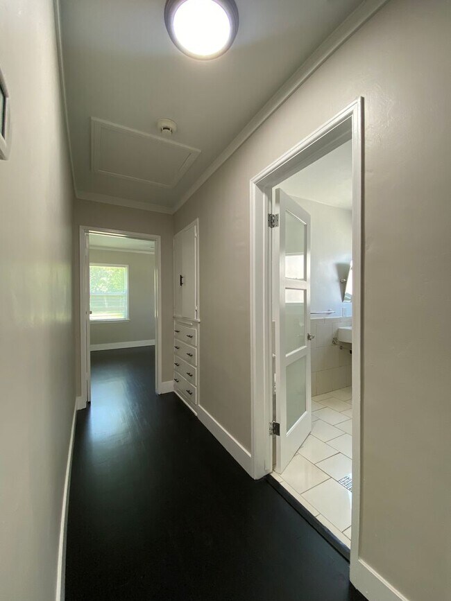 Building Photo - 2335 S Garth Ave