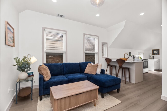 Building Photo - 2846 N Troy St