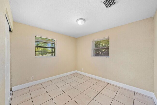 Building Photo - 1552 NW 15th Terrace