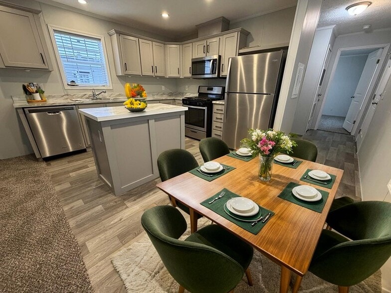 Building Photo - 15368 Dominique Dr