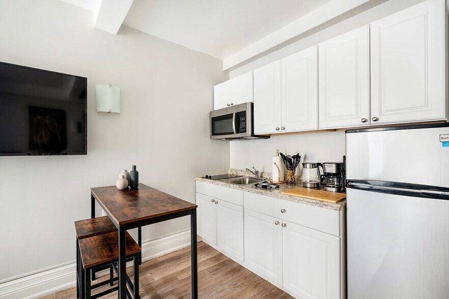 Building Photo - 240 W 73rd St