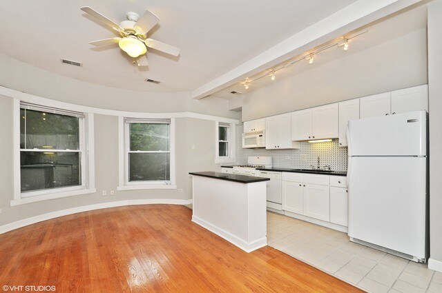Primary Photo - 4055 N Sheridan Rd