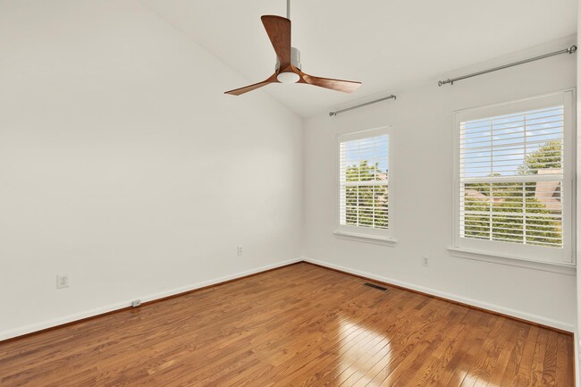 Building Photo - 1249 Quaker Hill Dr