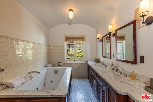 Building Photo - 8440 Harold Way