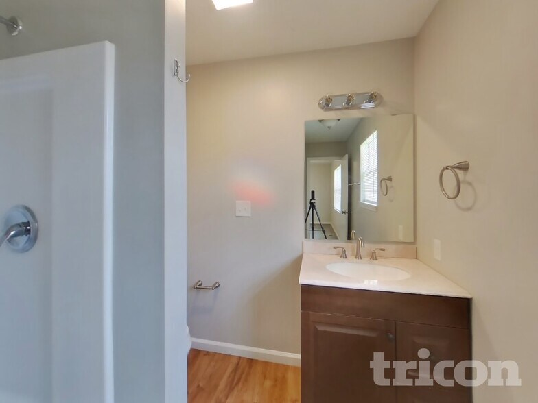 Building Photo - 1690 Fountain Lk Dr E