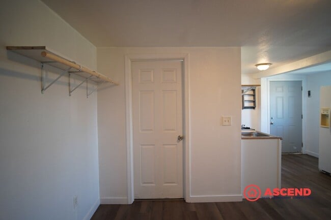 Building Photo - Cozy Studio !!!!