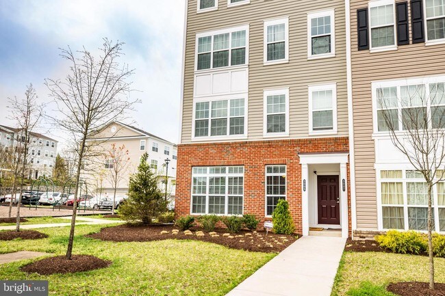 Building Photo - 3005 Chesapeake Dr