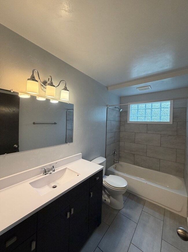Building Photo - 3309 E Edgemere Dr