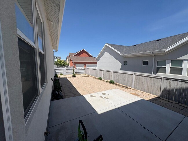 Building Photo - 6354 Upland View Dr